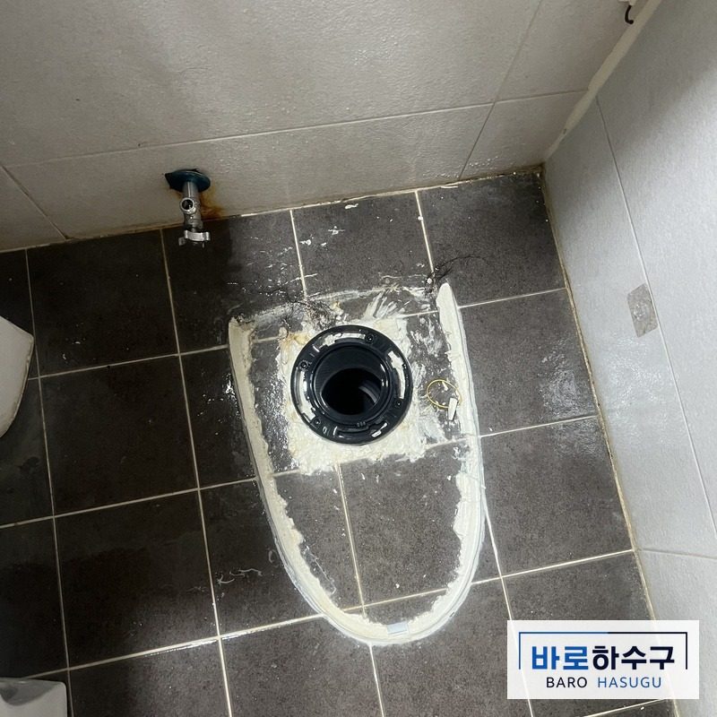 안양 변기막힘 작업 중, 변기를 탈거해 배관 입구가 드러난 화장실