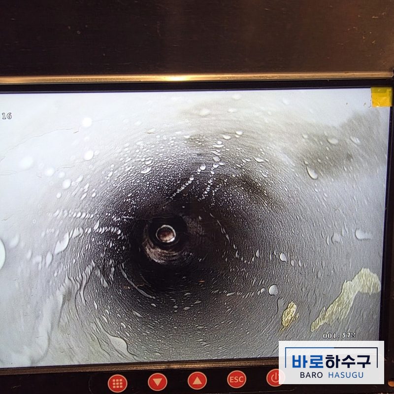 욕실 하수구막힘 작업 후, 석회를 깎아낸 배관 내시경 화면 (인천 부평 현장)